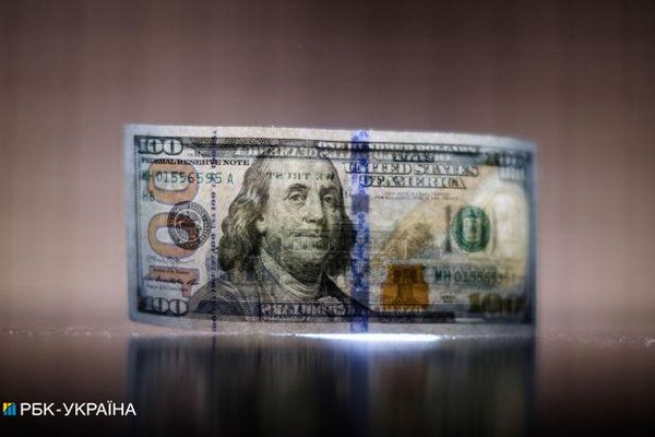 НБУ снизил официальный курс доллара после исторического максимума