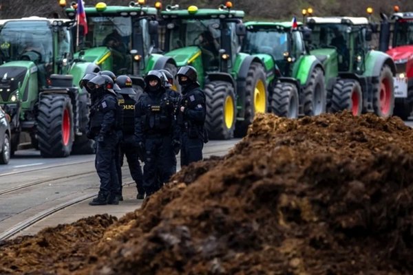 Чешские фермеры высыпали навоз перед зданием правительства в Праге
