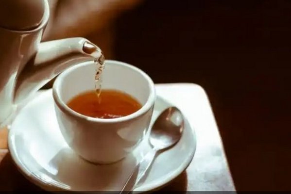 Причин много: почему не стоит пить чай с ложкой в чашке