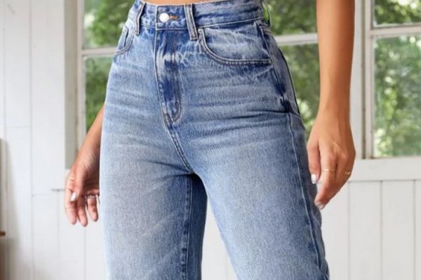 Модные эксперты назвали самые стильные джинсы в 2024 году