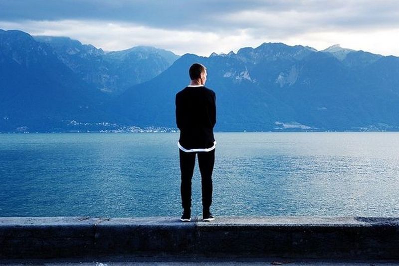 Психологи выяснили, когда человек чувствует себя наиболее одиноким