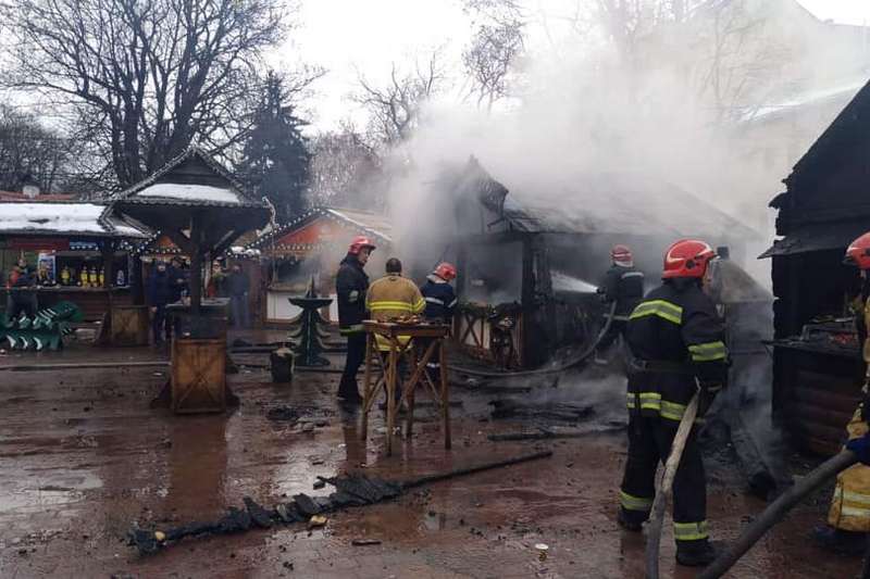 В центре Львова на Рождественской ярмарке вспыхнул пожар, есть пострадавшие