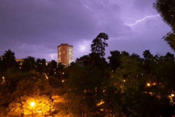 Опасная стихия: как защититься от молнии во время непогоды
