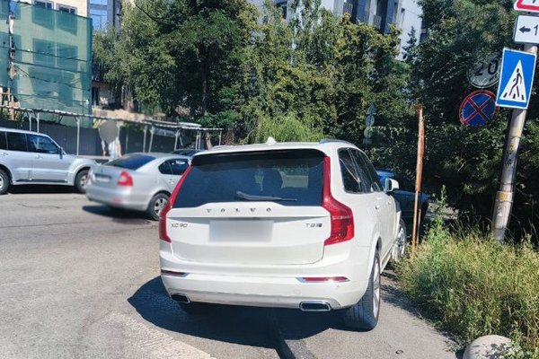 В Киеве наказали «героя парковки» на Volvo, который заблокировал движение пешеходам