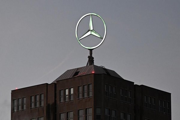 В Германии против продажи автосалонов Mercedes протестуют тысячи людей