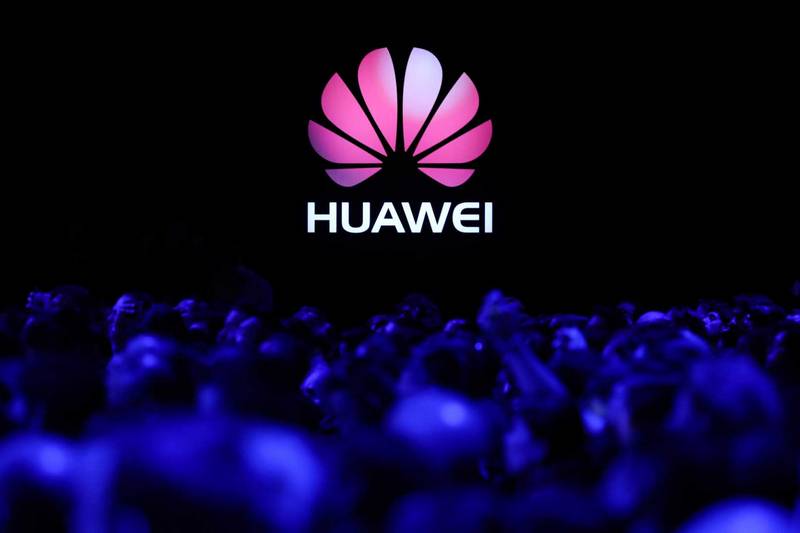 Huawei сократила зарплаты сотрудникам за пост с iPhone