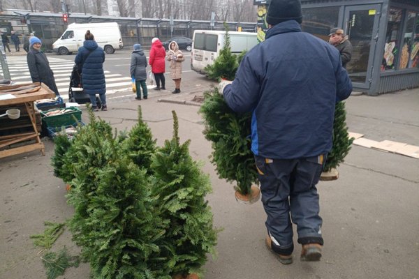 В Киеве демонтируют незаконные елочные ярмарки – убрали уже почти 30 точек