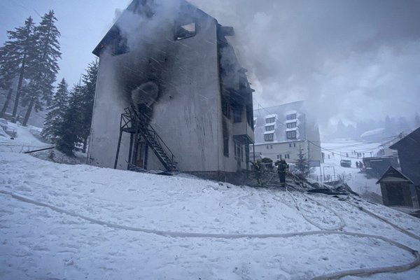 На горнолыжном курорте «Драгобрат» загорелся отель