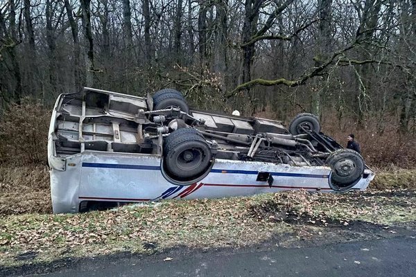 На Закарпатье автобус с 25 пассажирами перевернулся в кювет: есть пострадавшие