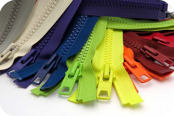 Пластикова фурнітура YKK: в чому її переваги та де її можна придбати