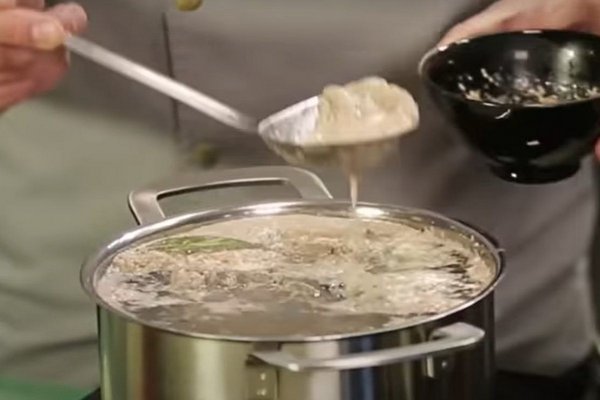 Секреты чистого бульона: почему появляется пена при варке мяса