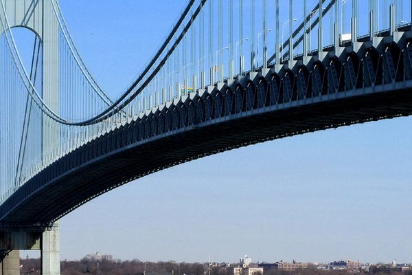 Бруклинский мост получил повреждения в результате столкновения с мексиканским военным судном