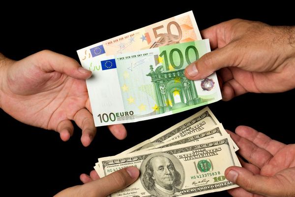 Украинцы спасают сбережения в долларах: покупка валюты бьет рекорды