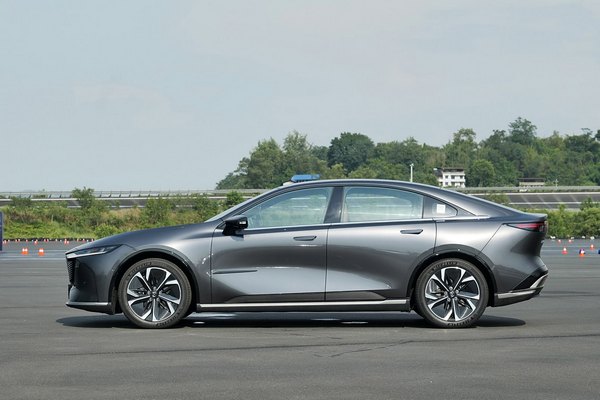 Премиум-седан Mazda 6e выходит на рынок Европы: известна цена и характеристики