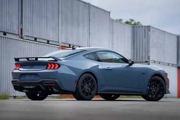 Стратегический маневр Ford: почему компания вернулась к гибридному Mustang (S650E)