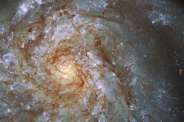 Астрономия: Hubble открыл тайну галактики Мессье 96