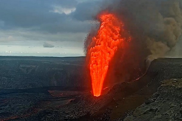 Вулкан, который не спит: Килауэа бьет лавовыми фонтанами из двух кратеров