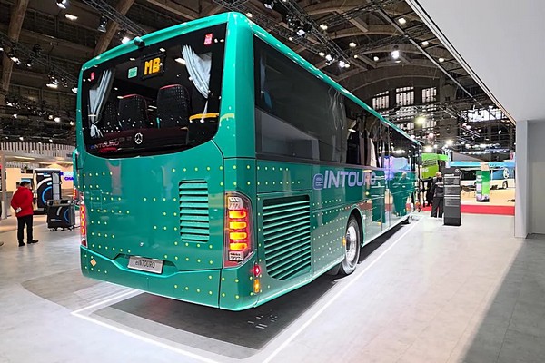 Мощность и зарядка: 400 кВт в Mercedes eIntouro для быстрых междугородних перевозок