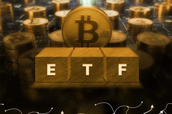 Семь месяцев стабильности: Ethereum-ETF против волатильности Bitcoin-фондов