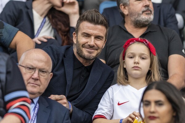 Гордость и юмор: Реакция Ромео и Виктории Бекхэм на рыцарское звание Дэвида