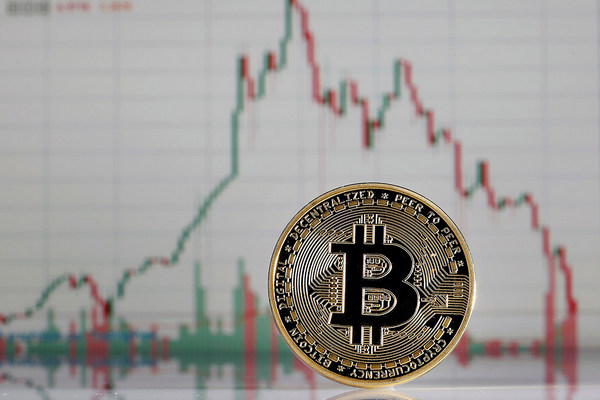 Трейдеры опционов ставят на $80 000: спрос на защиту от падения Bitcoin доминирует