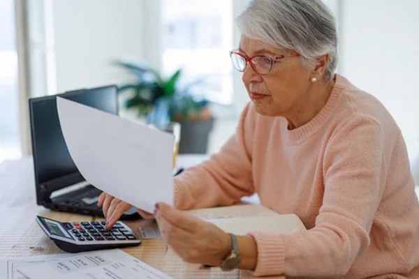 Автоматический перерасчет: Когда работающим пенсионерам начисляют доплату за сверхнормативный стаж