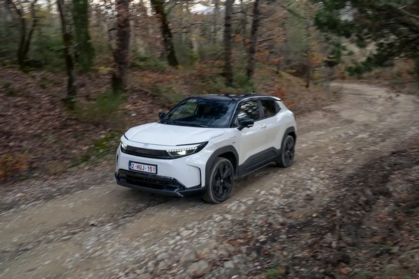 Кроссовер Toyota Urban Cruiser EV: интегрированный аккумулятор и возможность буксировки