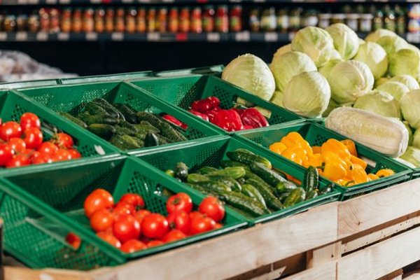 Цена на овощи: Сезонное удешевление лука против резкого подорожания тепличных томатов