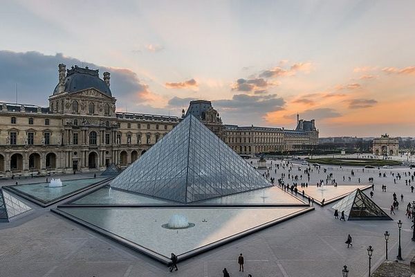 Экстренное спасение: как сотрудники Лувра и реставраторы борются за каждую страницу поврежденных изданий