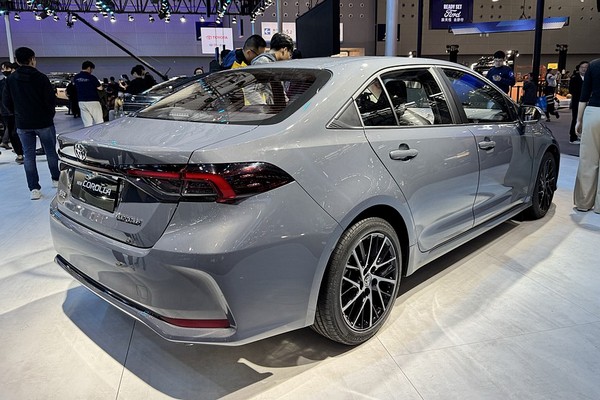 Corolla становится больше: Как увеличение колесной базы влияет на салон