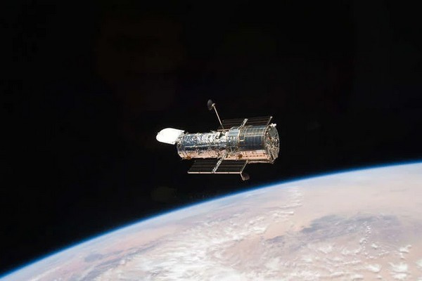Hubble увидел рождение звездной пыли: как столкновение небесных тел меняет систему Фомальгаута