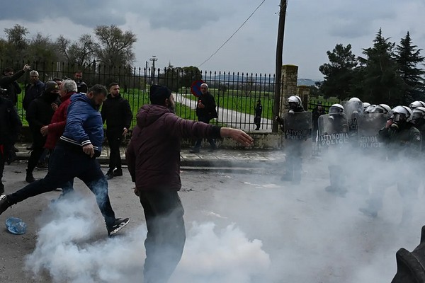 Дороги заблокированы: как греческие фермеры используют тактику «тракторного фронта» для давления на Афины