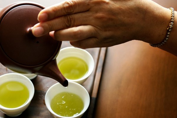 Биохакинг чашкой чая: секрет долголетия в новых свойствах зеленого листа