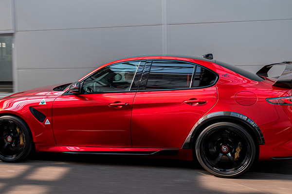 Эстетика скорости: Alfa Romeo Giulia Quadrifoglio Luna Rossa в деталях