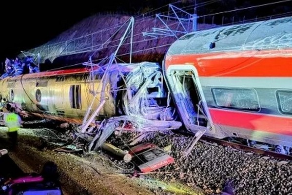 Битва за жизни: как проходит спасательная операция на месте крушения поезда в Испании