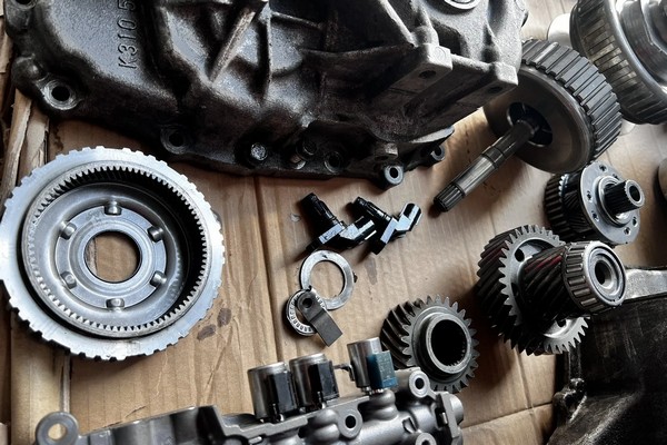 Хрупкий металл и «резиновый» пластик: из чего на самом деле делают опасные автозапчасти