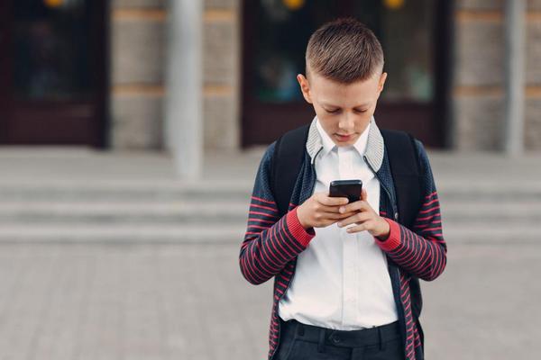 Безопасный интернет в Испании: соцсети станут недоступны детям до 16 лет