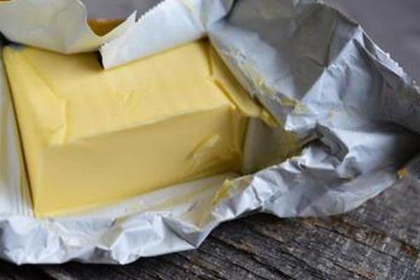 Удар по сырью: как падение цен на масло отразится на закупочной стоимости молока в 2026 году