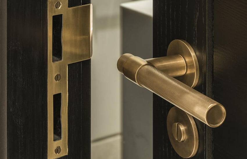 Дверні ручки: різноманіття форм та правила вибору