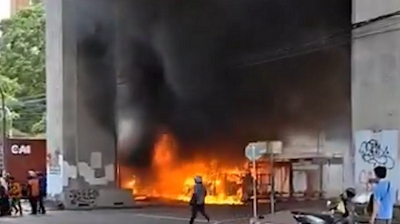 Масштабный пожар после ДТП в Бангкоке: грузовой состав протаранил общественный транспорт