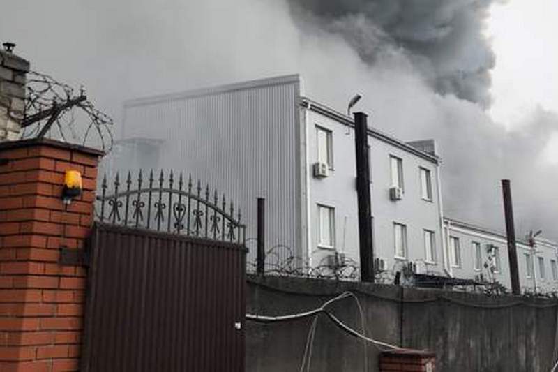 В Киеве возле ТЦ произошел масштабный пожар