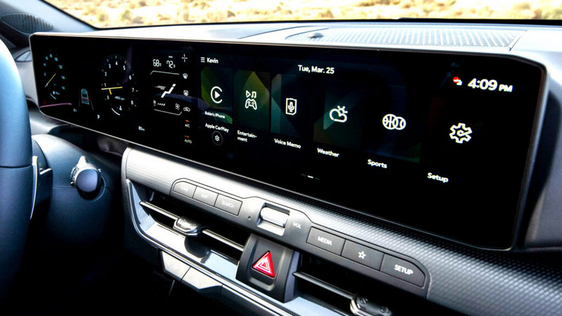 Современный интерьер автомобиля Hyundai с большим центральным мультиме