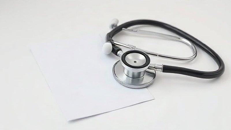 Медицинские татуировки: почему нательные надписи «Не реанимировать» вызывают юридические и этические споры у врачей Чистый металлический стетоскоп и бланк медицинского документа лежат на