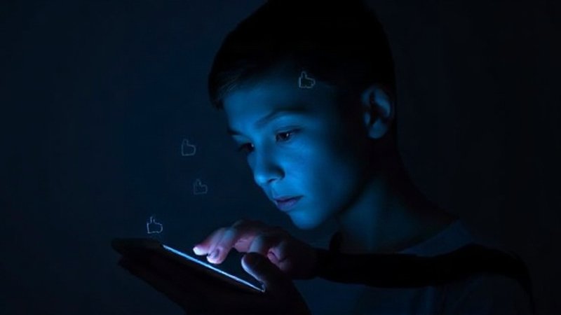 Тайные эксперименты Facebook: как социальные сети манипулируют нашими эмоциями ради прибыли Силуэт грустного человека перед ярким светящимся экраном смартфона в т