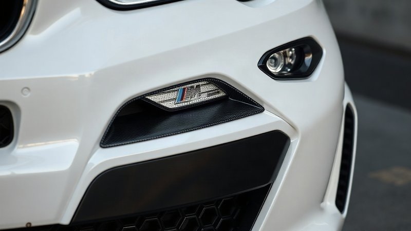 Аэродинамика и карбон: BMW анонсировала пакет M Performance для новых X5 и iX5 Детальный крупный план карбонового переднего сплиттера M Performance н