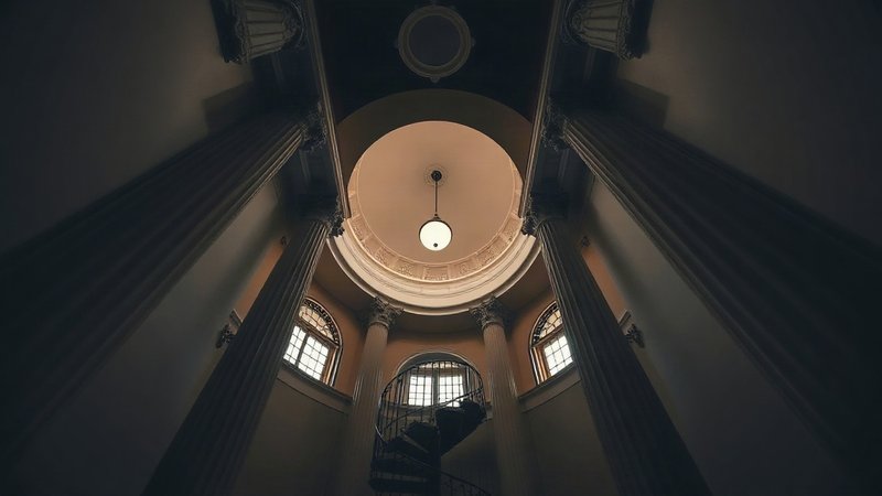 Изящная винтовая лестница и колонны Ротонды в историческом петербургск