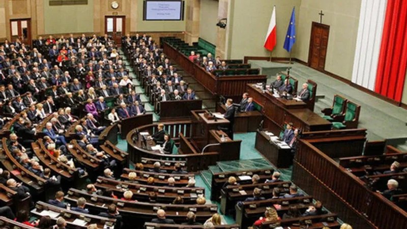 Польские законы об абортах: предыстория кризиса и новые инициативы Сейма Медицинский стетоскоп на раскрытой книге законов на столе