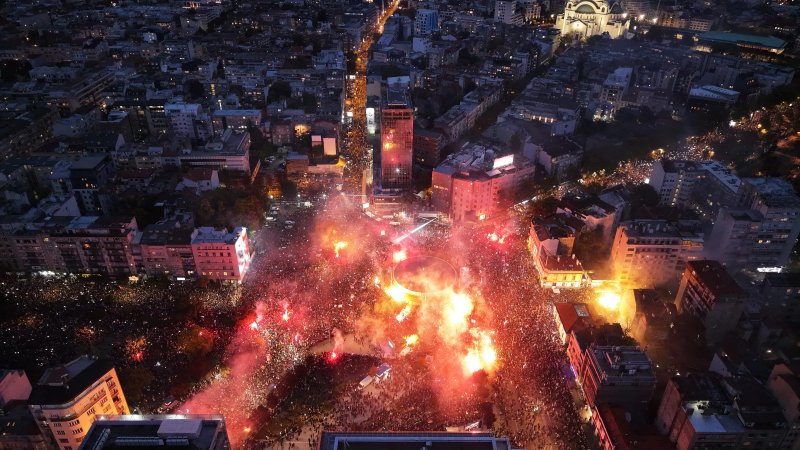 Студенты и пожилые участники протестного марша на одной из улиц Белгра