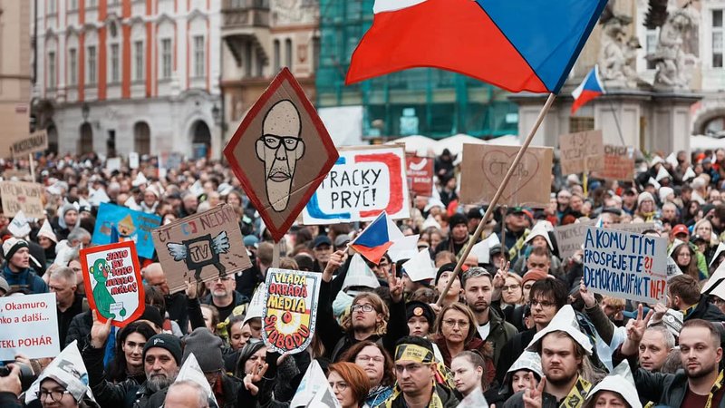 Здание Чешского телевидения в Праге на фоне осеннего неба