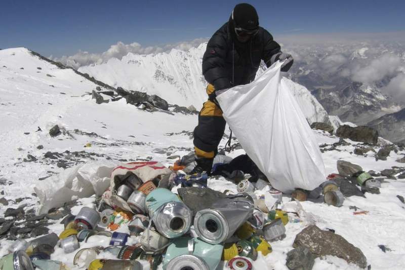 Туристам запретили подниматься на Эверест